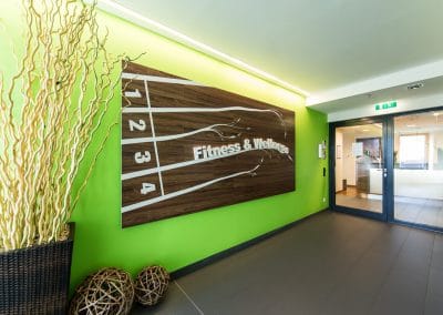 Der Eingangsbereich des modernen Fitness- und Wellnesscenters mit atemberaubendem Blick über ganz Wien.